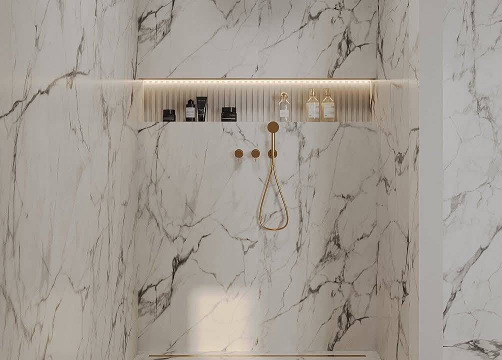 Detaliu faianță marmură Calacatta 60x120 cm cu nișă riflată iluminată LED