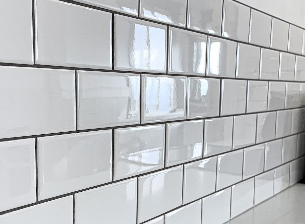 Splashback bucătărie cu faianță subway albă