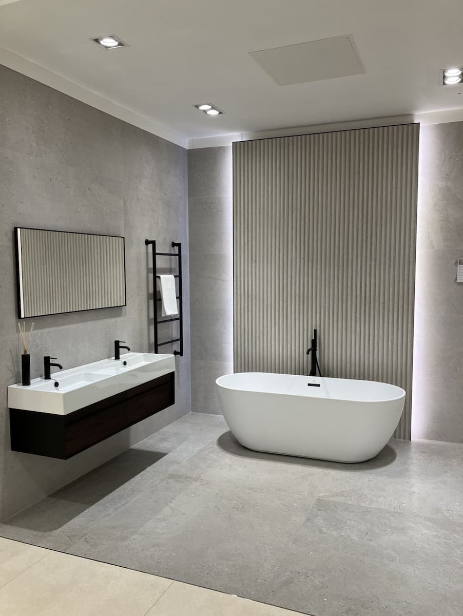 Montaj gresie și faianță gri 60x120 cm în baie modernă cu cadă freestanding