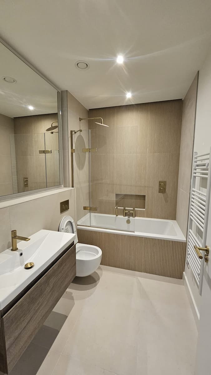 Montaj gresie și faianță baie modernă cu finisaje bej și auriu, Chișinău