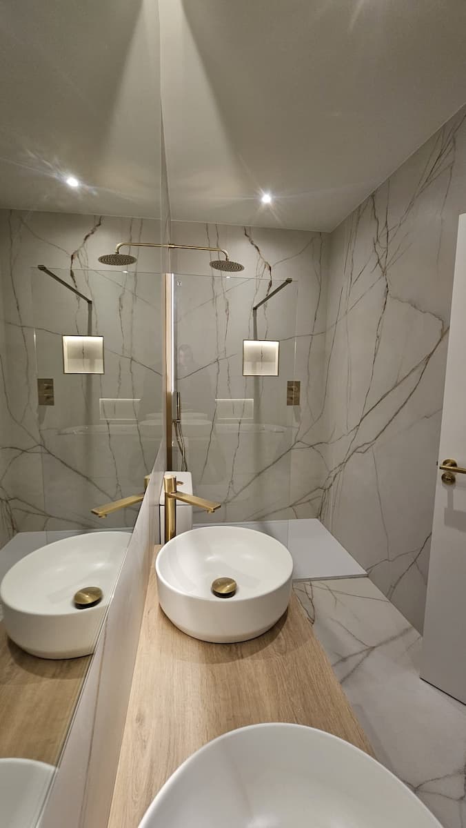 Montaj gresie și faianță imitație marmură în baie modernă cu duș walk-in